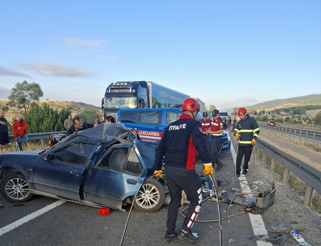 Hurdaya dönen araçta anne ve 7 yaşındaki oğlu hayatını kaybetti