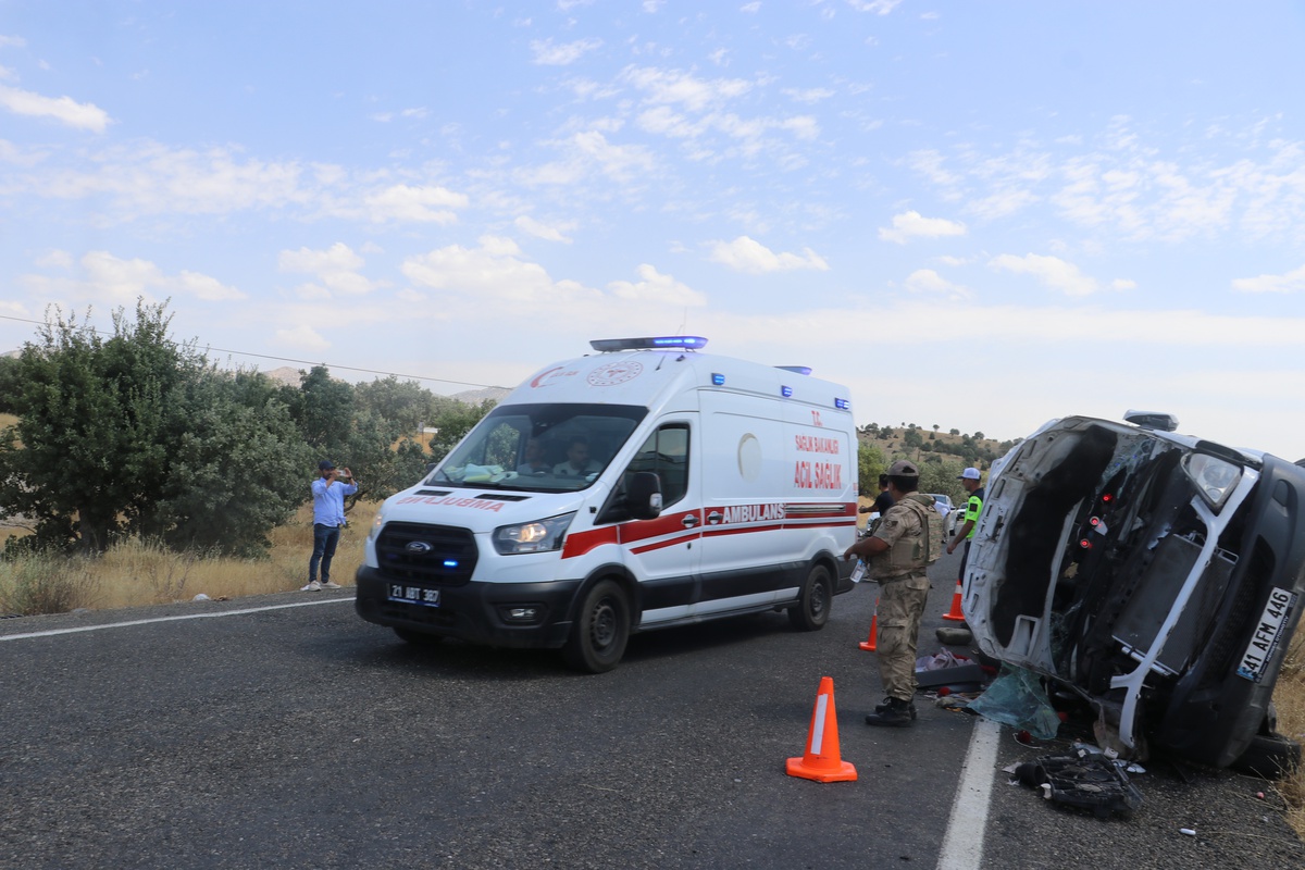 Diyarbakır\'da Minibüs Kazası: 3 Ölü, 11 Yaralı