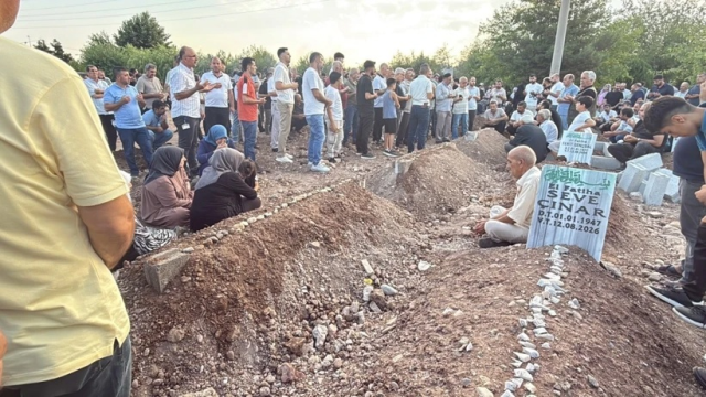 Diyarbakır’da yürek yakan manzara: 5 kardeş ve 2 yeğen yan yana toprağa verildi