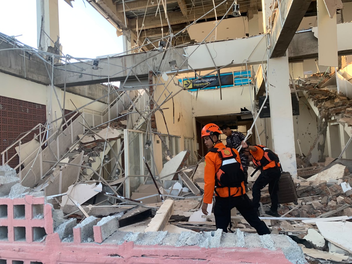 Endonezya\'da 7.7 Büyüklüğünde Deprem: 20 Ölü