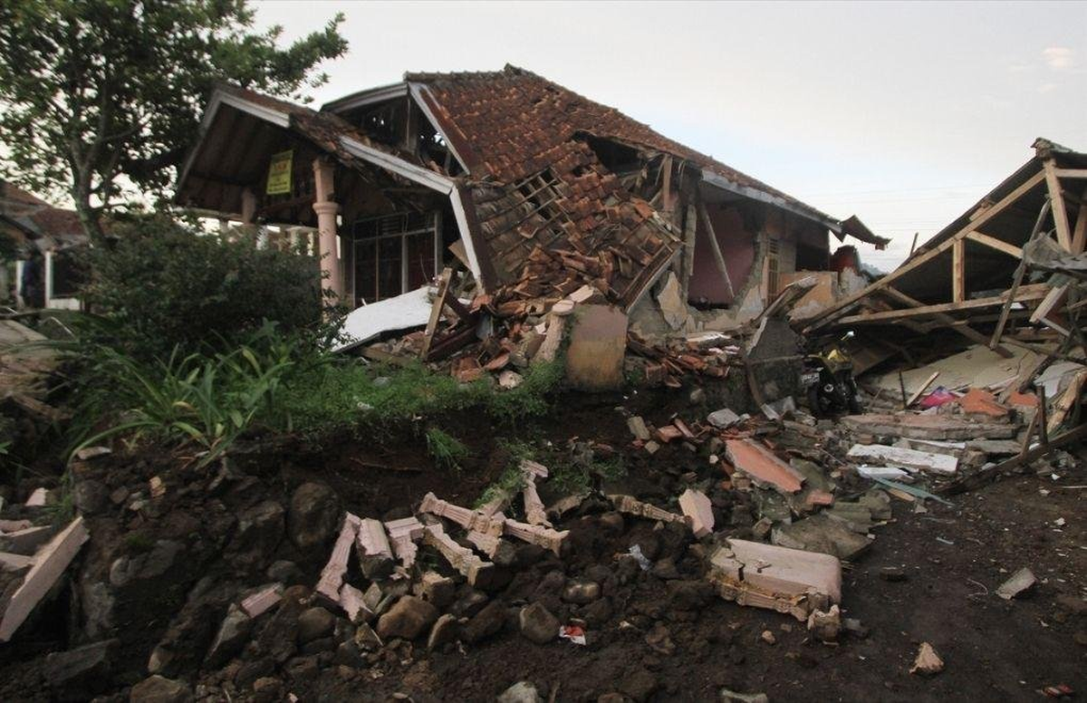 Endonezya\'da 7,7 Büyüklüğünde Deprem: 38 Ölü