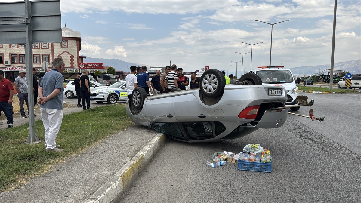 Erzincan\'da Takla Atan Otomobilde 2 Yaralı