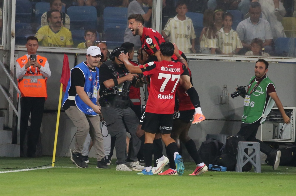 Gençlerbirliği, Fenerbahçe'yi 2-1 Mağlup Etti