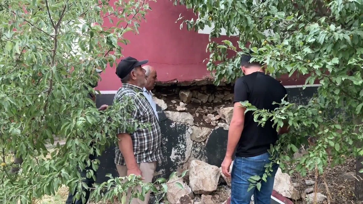 Yüksekova\'da Patlamalar Evleri Tehdit Ediyor