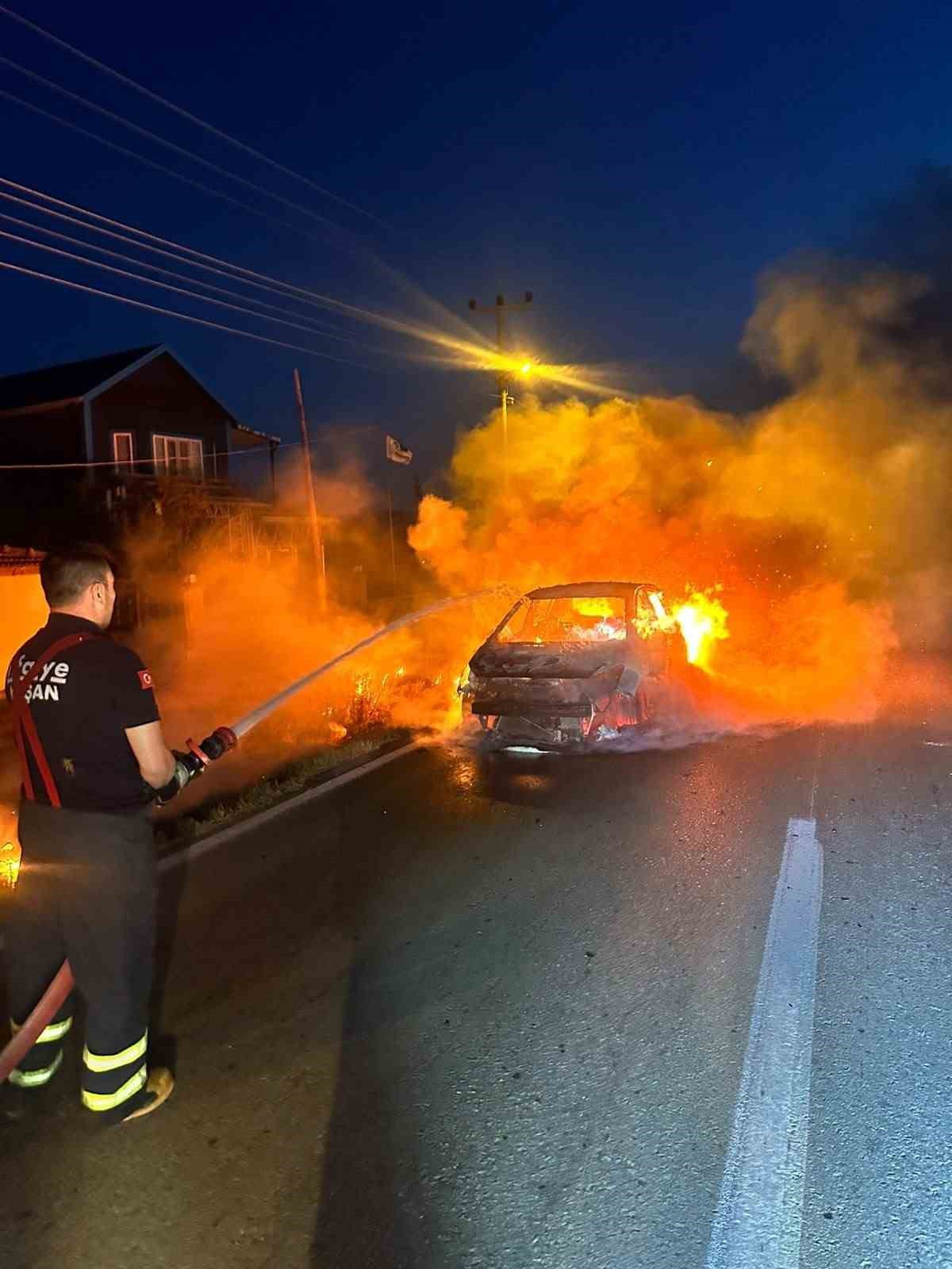 Alev Alan Otomobil Kullanılamaz Hale Geldi