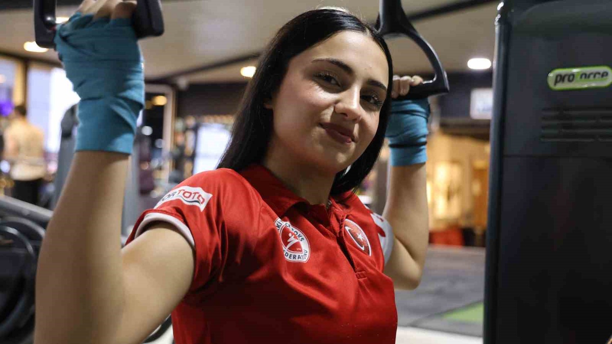 Elif Tıraş\'tan Kickboksta Dünya İkinciliği