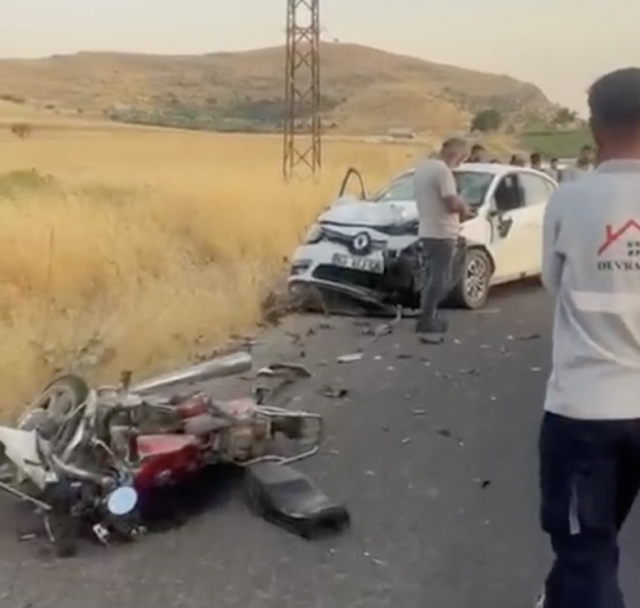 Mardin'de feci kaza: Otomobille çarpışan motosikletteki 2 kişi hayatını kaybetti