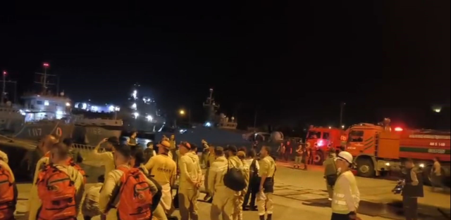 Marmaris'teki orman yangınına müdahale için arazözler çıkarma gemileriyle bölgeye gidiyor
