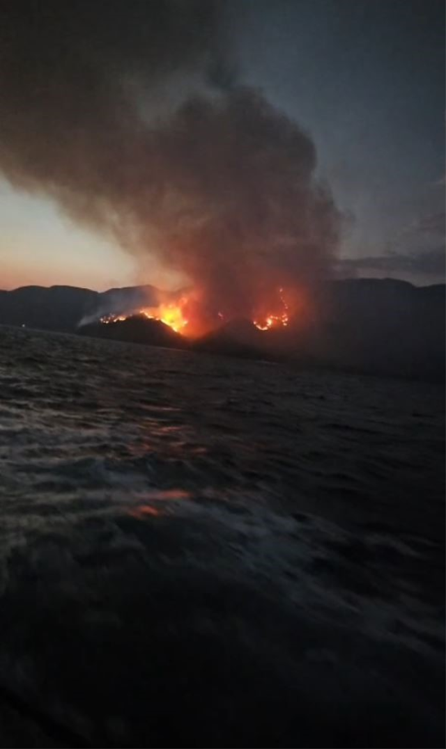 Marmaris'teki orman yangınına müdahale için arazözler çıkarma gemileriyle bölgeye gidiyor