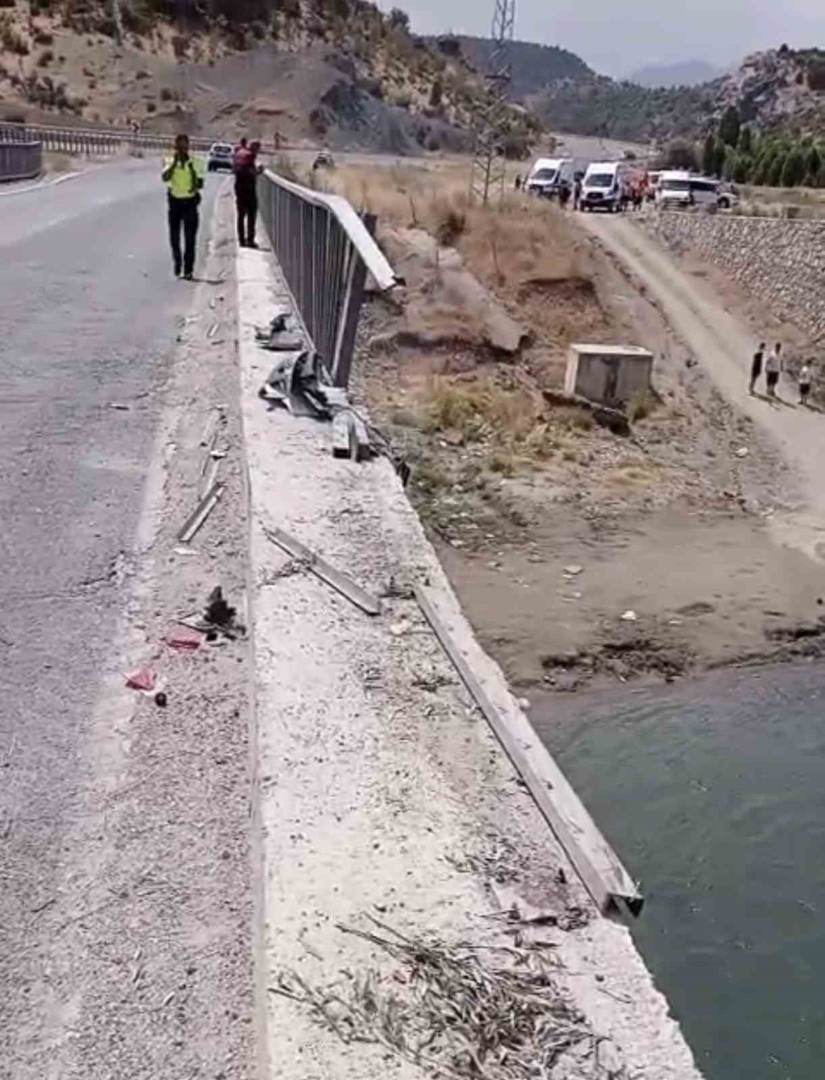 Otomobil köprüden Göksu Çayı\'na düştü