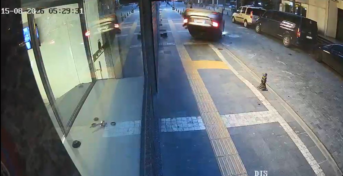 Akçaabat\'ta Minibüse Çarpan Otomobil Takla Attı