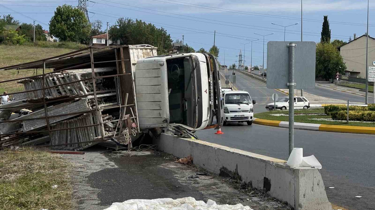 Serdivan\'da İnşaat Kamyonu Devrildi: 1 Yaralı