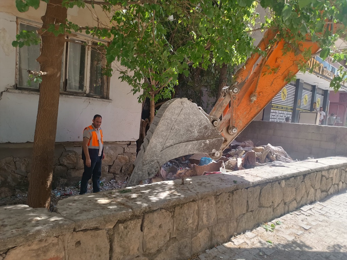 Siirt\'te Temizlik: 2 Kamyon Çöp Çıkarıldı