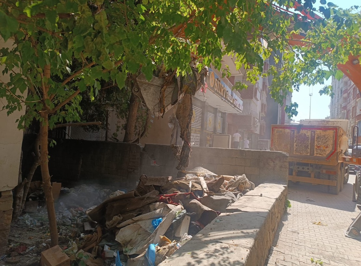Siirt’te bir evden 2 kamyon çöp çıkarıldı