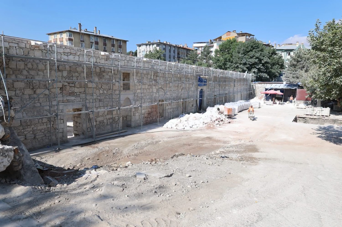 Ulu Cami\'de Restorasyon Devam Ediyor