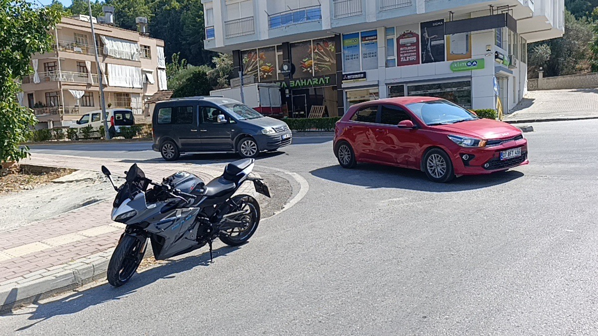 Manavgat\'ta Motosiklet ve Otomobil Çarpıştı