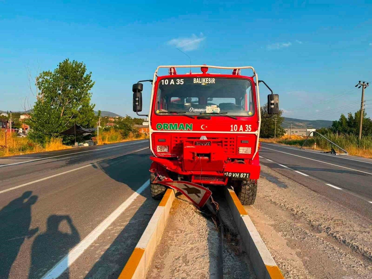 Sındırgı\'da Orman Aracıyla Otomobil Çarpıştı: 1 Ölü