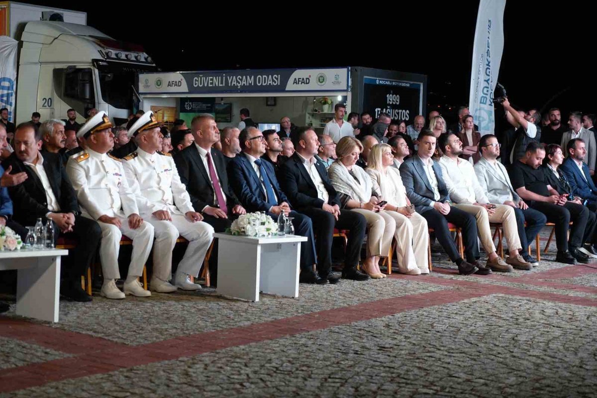 Gölcük\'te 17 Ağustos Deprem Şehitleri Anıldı