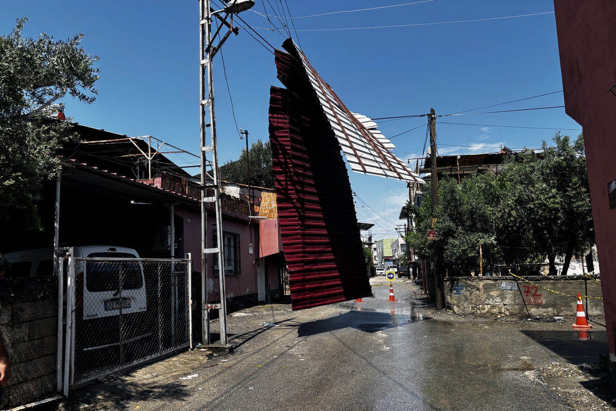 Adana\'da Sağanak Yağış Hayatı Olumsuz Etkiledi