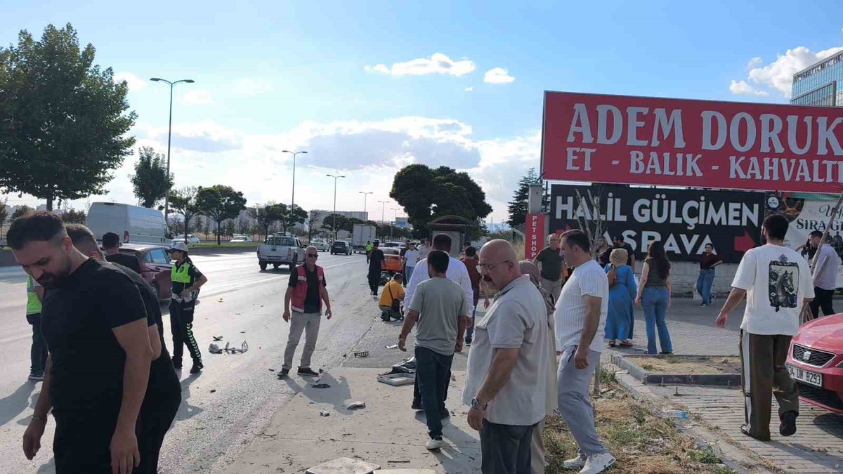 Etimesgut\'ta motosiklet ile otomobil çarpıştı: 2 yaralı