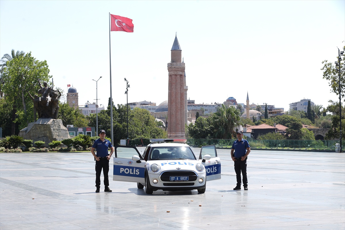 Antalya\'da Turizm Polisi Ziyaretçilerin Yanında