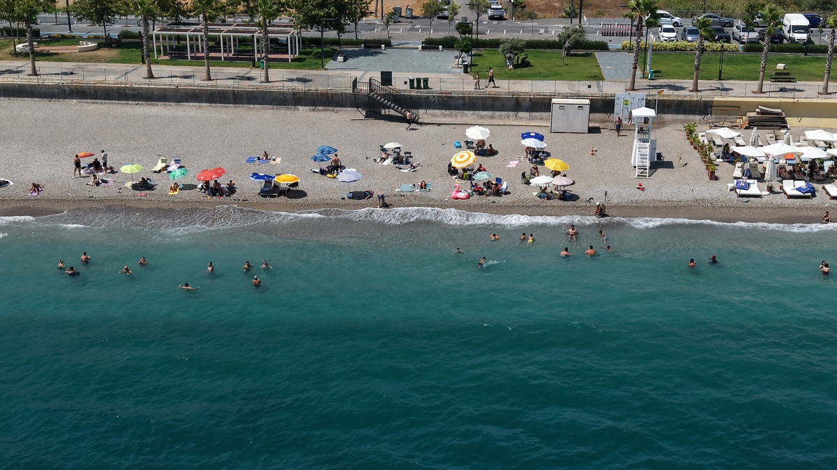 Antalya\'da Sıcak Hava Tatilcileri Sahile Çekti