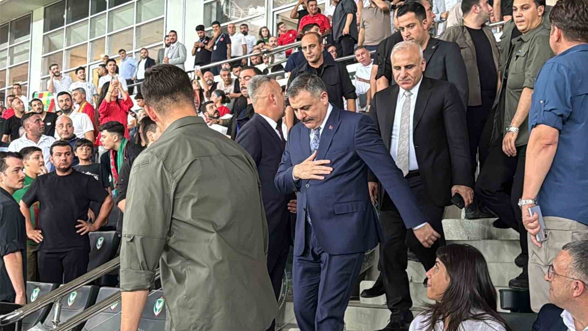 Bakanlar Maçı Tribünden İzledi