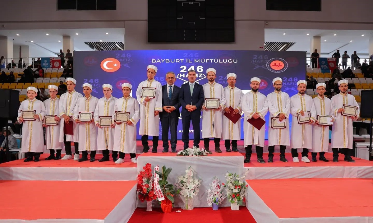 Bayburt\'ta 246 Hafız İçin İcazet Töreni