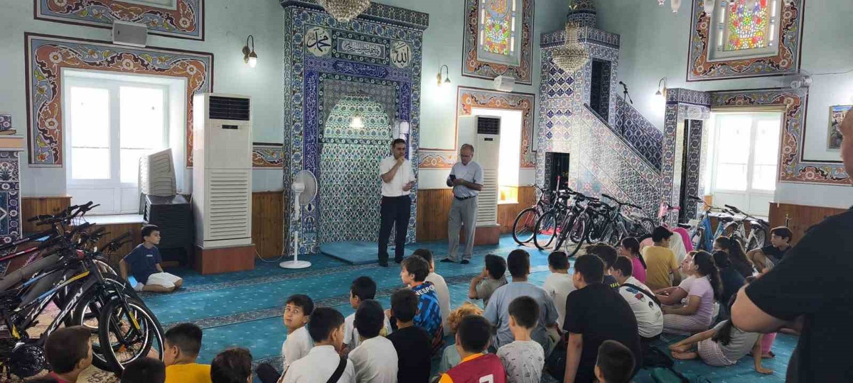 Çine\'de Yaz Kur\'an Kursu Kapanışında Öğrencilere Bisiklet