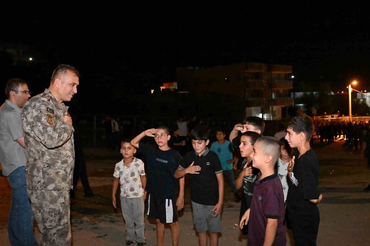 Cizre\'de Emniyet Müdüründen Çocuklara Sıcak Yaklaşım