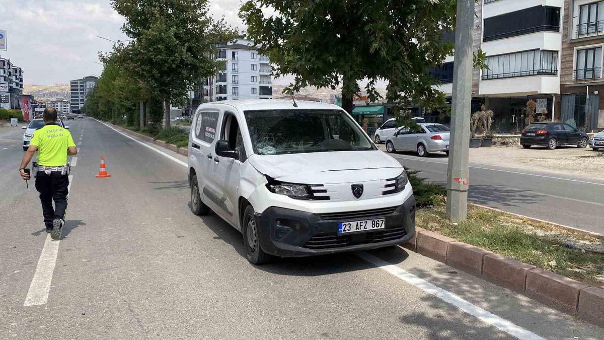 Elazığ\'da Kadın Hafif Ticari Araçla Çarpıldı