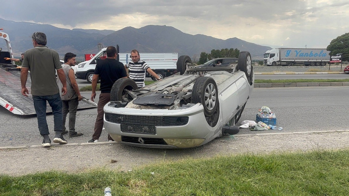 Erzincan\'da Takla Atan Otomobilde 2 Yaralı