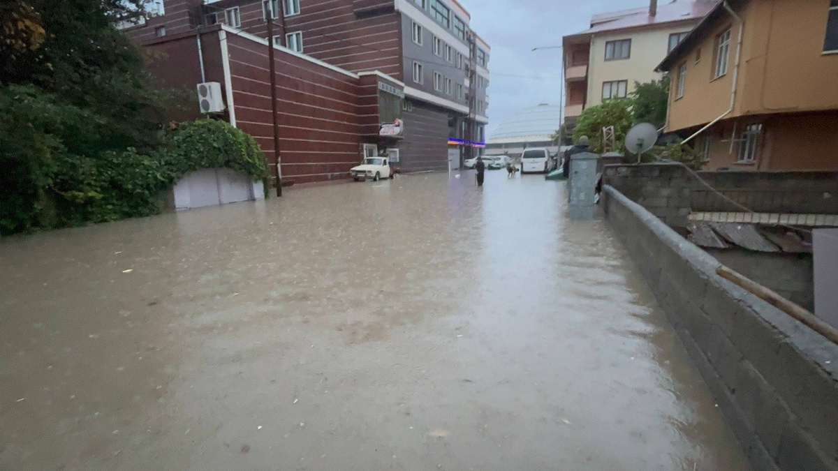 Erzincan\'da Sağanak Yağış Hayatı Olumsuz Etkiledi