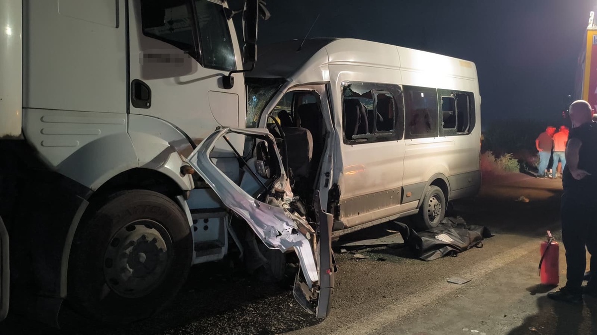 Hatay\'da İşçi Servisi Tırla Çarpıştı: 1 Ölü, 15 Yaralı