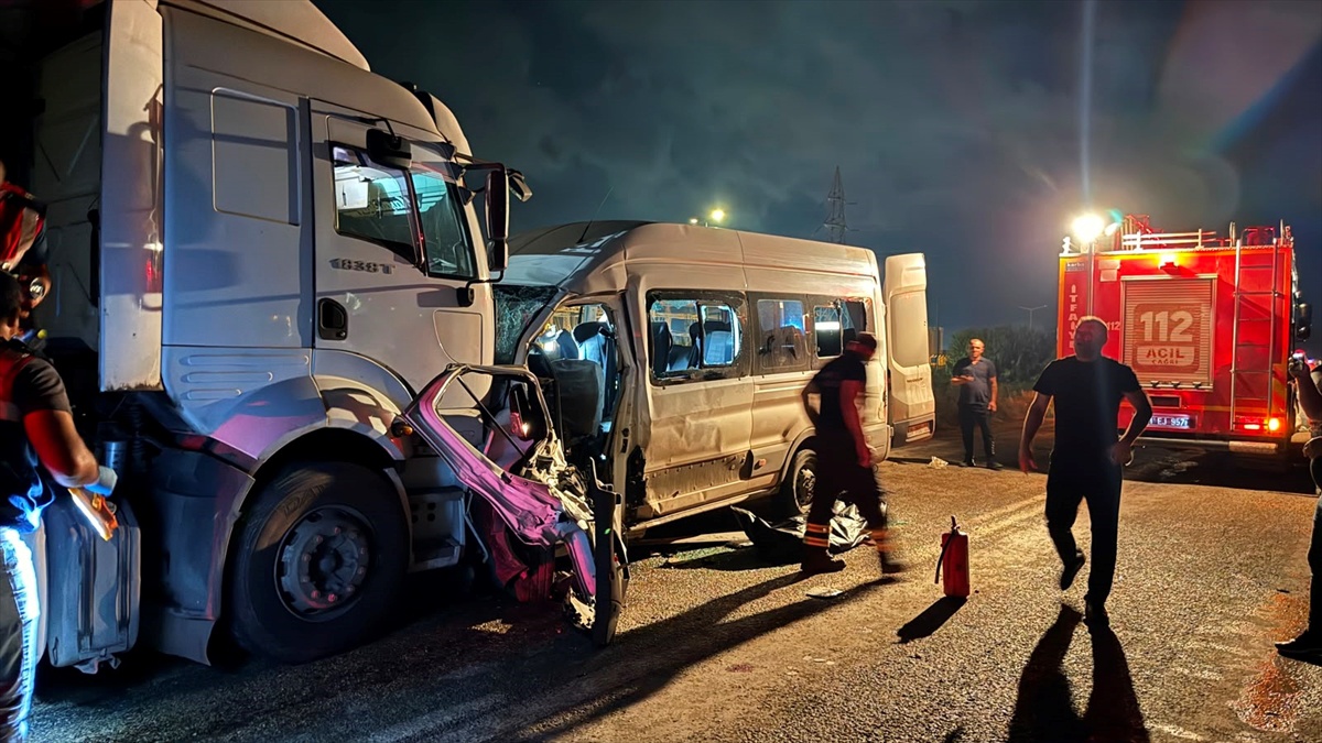 Erzin\'de Minibüs-Tır Çarpışması: 1 Ölü, 14 Yaralı