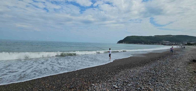 Karadeniz'de balık bolluğu: Oltasını kapan deniz kenarına koştu, kovalar doldu