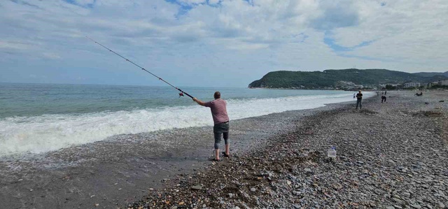 Karadeniz'de balık bolluğu: Oltasını kapan deniz kenarına koştu, kovalar doldu