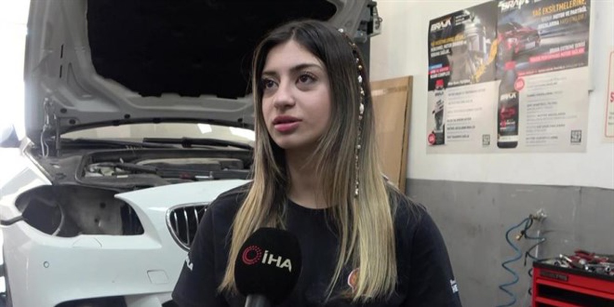 Genç Kadın Oto Tamirhanesinde Çalışıyor