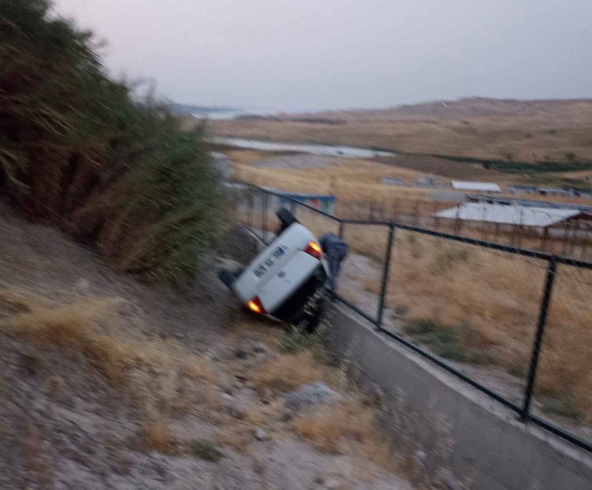 Adıyaman\'da Otomobil Şarampole Devrildi
