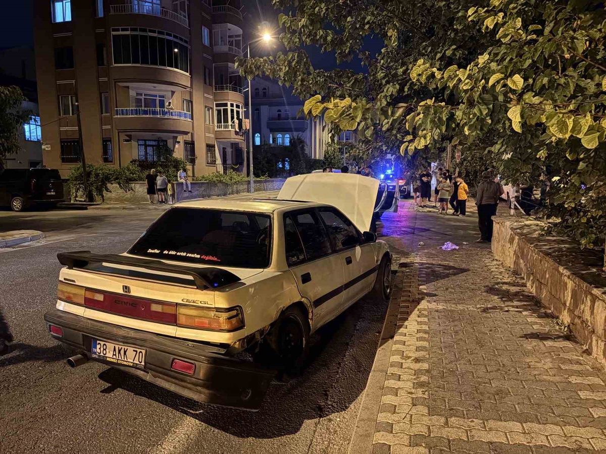 Kayseri\'de kaza: 2 yaralı, sürücü kaçtı