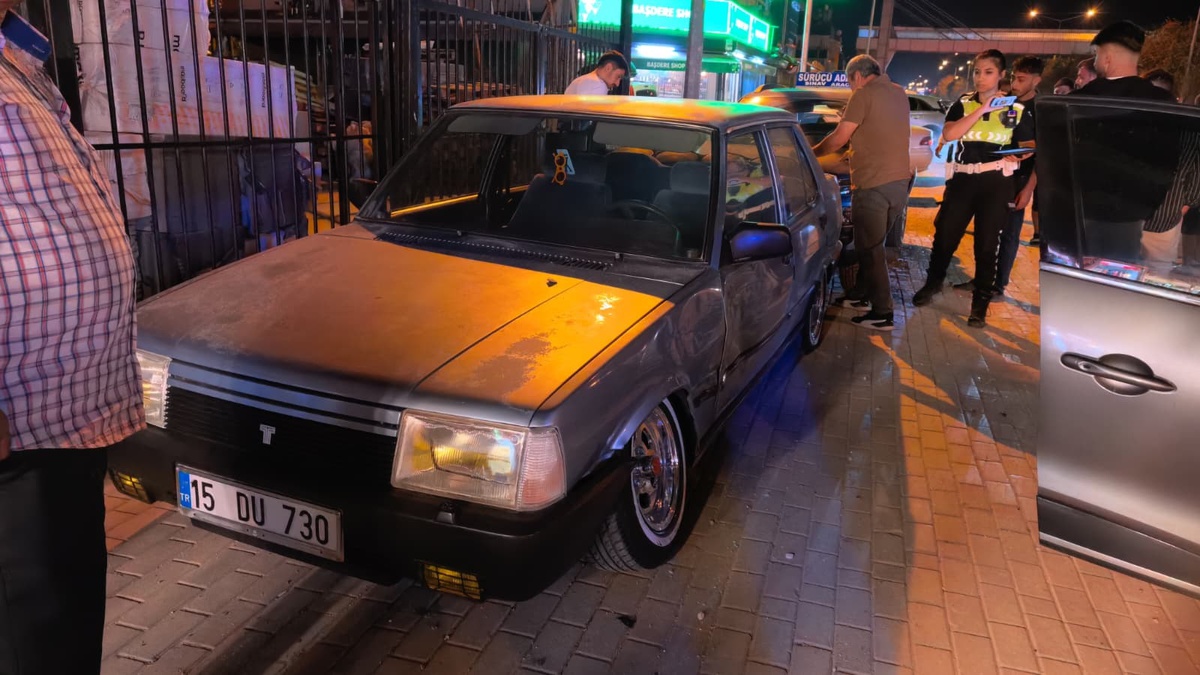 İnegöl\'de Trafik Kazası: Sürücü Yaralandı
