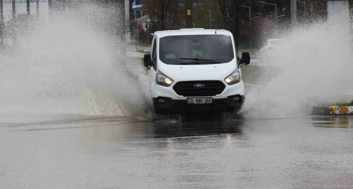 Erzincan\'da Sağanak Yağış Ulaşımı Olumsuz Etkiledi