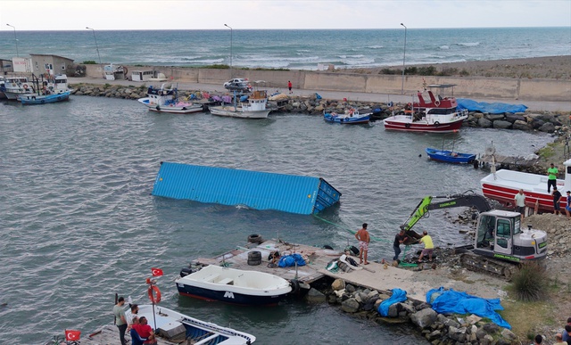 Samsun'da denizde bulunan konteynerden çay çıktı