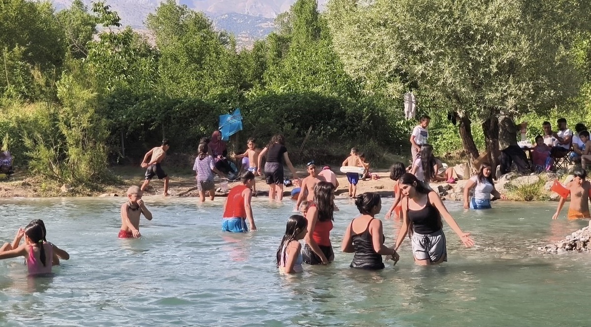 Tağar Çayı\'nda Yüzme Keyfi Kaçtı