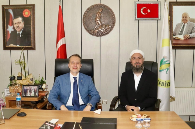 Alışılmışın dışında belediye başkanı! Vatandaşlar merak edip makamına geliyor