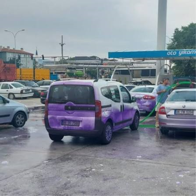 Afyonkarahisar'da bir garip yol: Kullanan araçlar mora boyandı