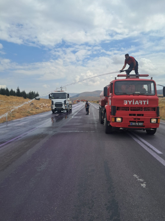 Afyonkarahisar'da bir garip yol: Kullanan araçlar mora boyandı
