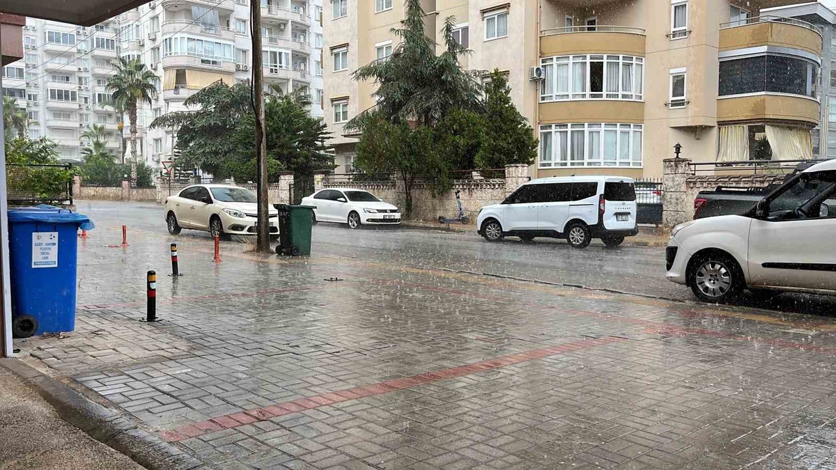 Alanya\'da Aniden Yağmur İle Sıcak Hava Değişti