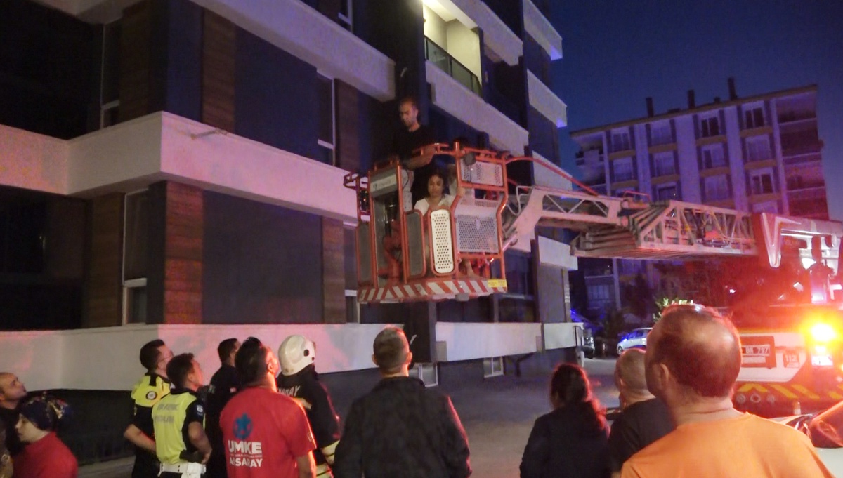 Aksaray\'da Apartmanda Yangın: 14 Kişi Mahsur Kaldı