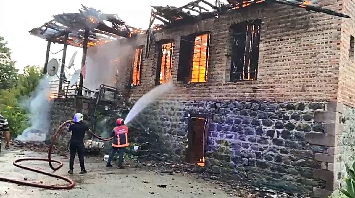 Arhavi\'de Yangın: Maddi Hasar Var